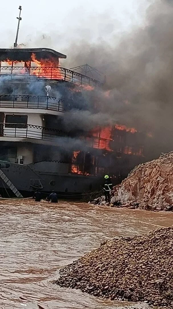 حريق هائل يلتهم باخرة سياحية في أسوان المصرية دون إصابات بشرية حريق هائل يلتهم باخرة سياحية في أسوان المصرية دون إصابات بشرية