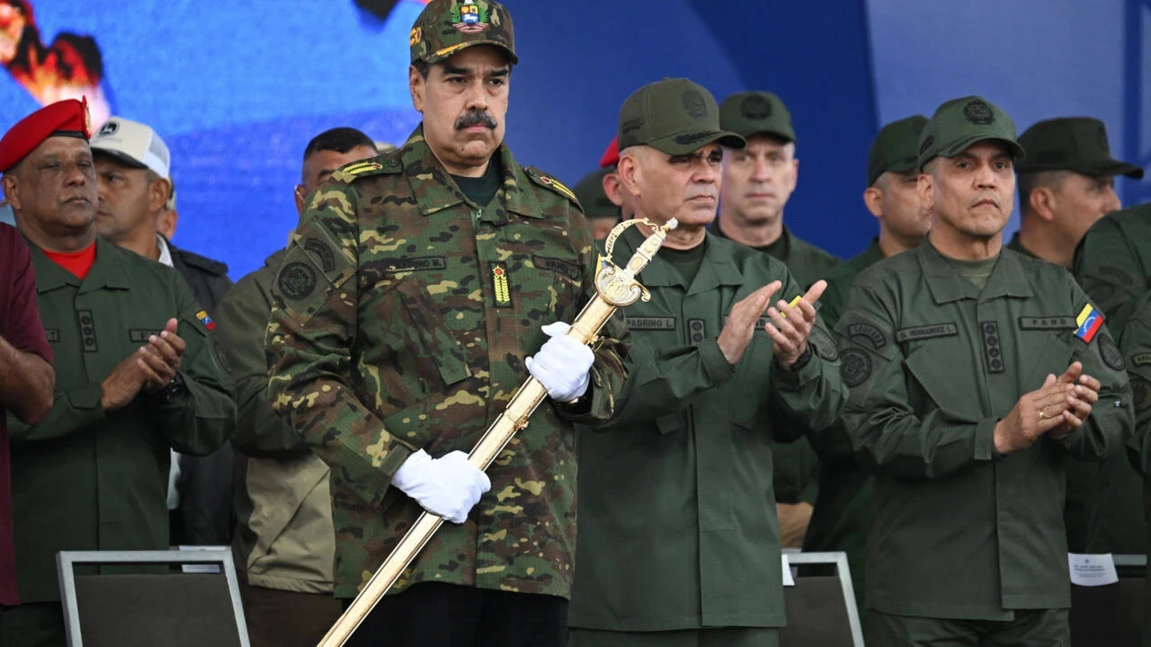 مادورو يشهر سيفه للضغط الأمريكي وكوبا تحذر من “التصعيد العسكري”