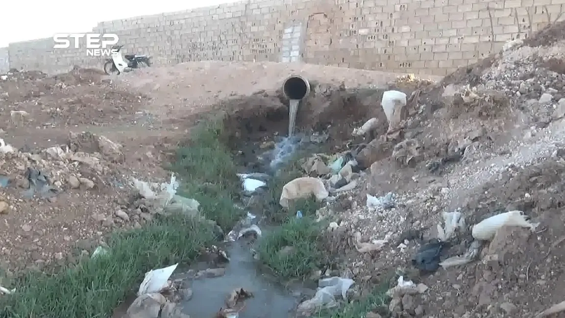 معاناة إنسانية صعبة أبرزها الصرف الصحي في مخيمات اللاجئين لأهالي شمال حماة على الحدود السورية التركية: الفيديو