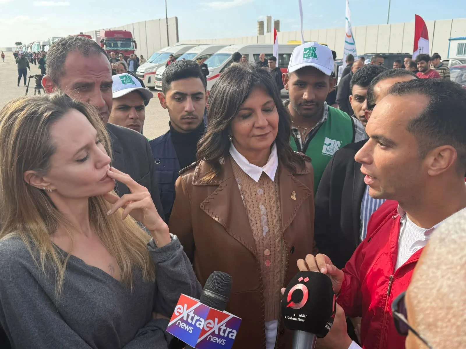 شاهد|| أنجلينا جولي تزور معبر رفح في جولة إنسانية