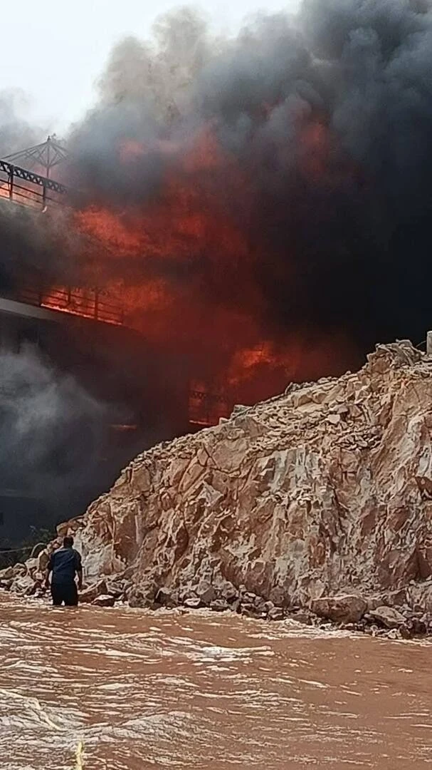 حريق هائل يلتهم باخرة سياحية في أسوان المصرية دون إصابات بشرية حريق هائل يلتهم باخرة سياحية في أسوان المصرية دون إصابات بشرية