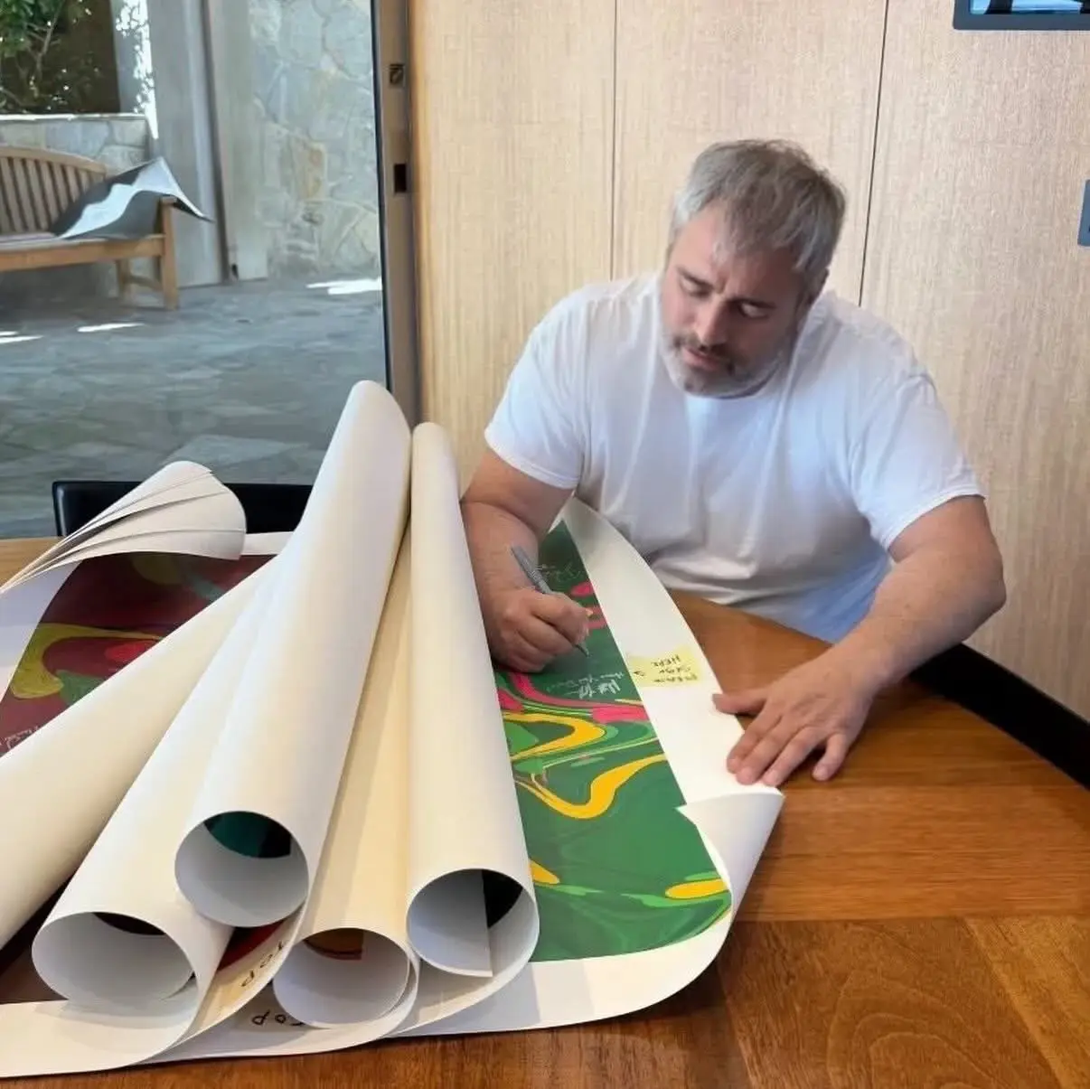 شاهد|| بالتعاون مع طاقم مسلسل فريندز.. موجات صوتية تتحوّل إلى فن خيريّ