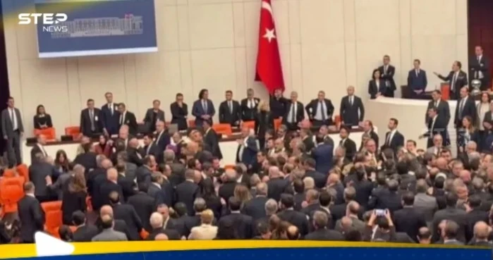 بالفيديو.. اشتباكات عنيفة في البرلمان التركي أثناء التصويت على موازنة 2026