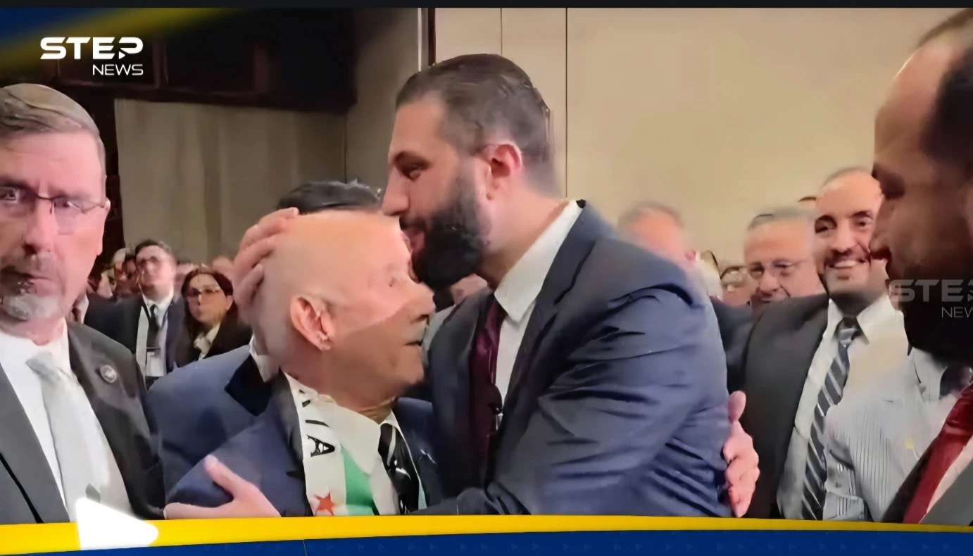 من هو الرجل المسن الذي قبل أحمد الشرع رأسه؟.. إليك التفاصيل