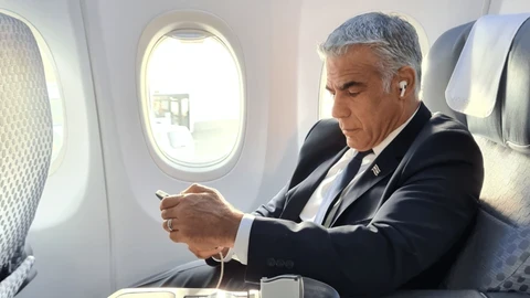 يائير لبيد في أبوظبي بأول زيارة خارجية له وسيشرف خلالها على حدثين