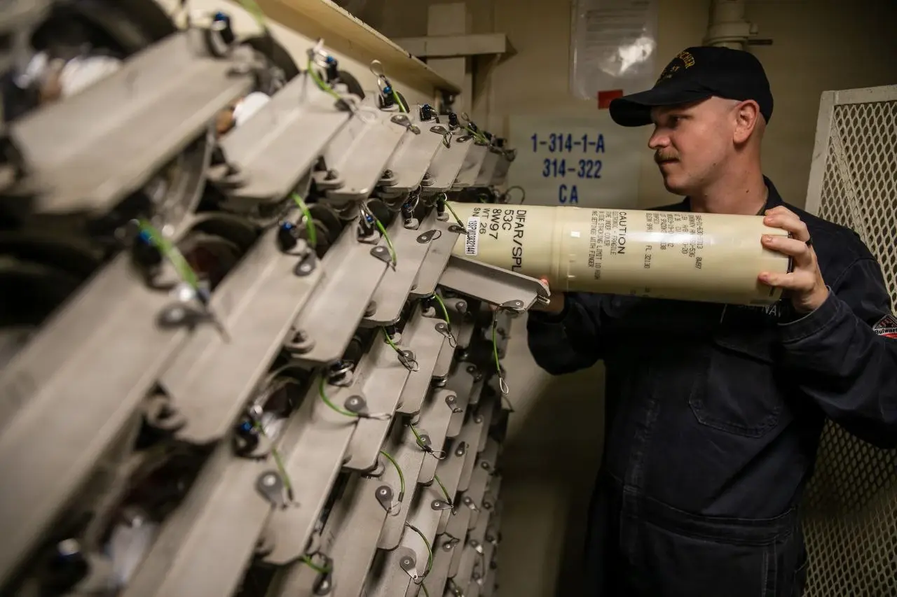 الجيش الأمريكي يستعرض قوته في البحر ويرسل تحذيراً لإيران