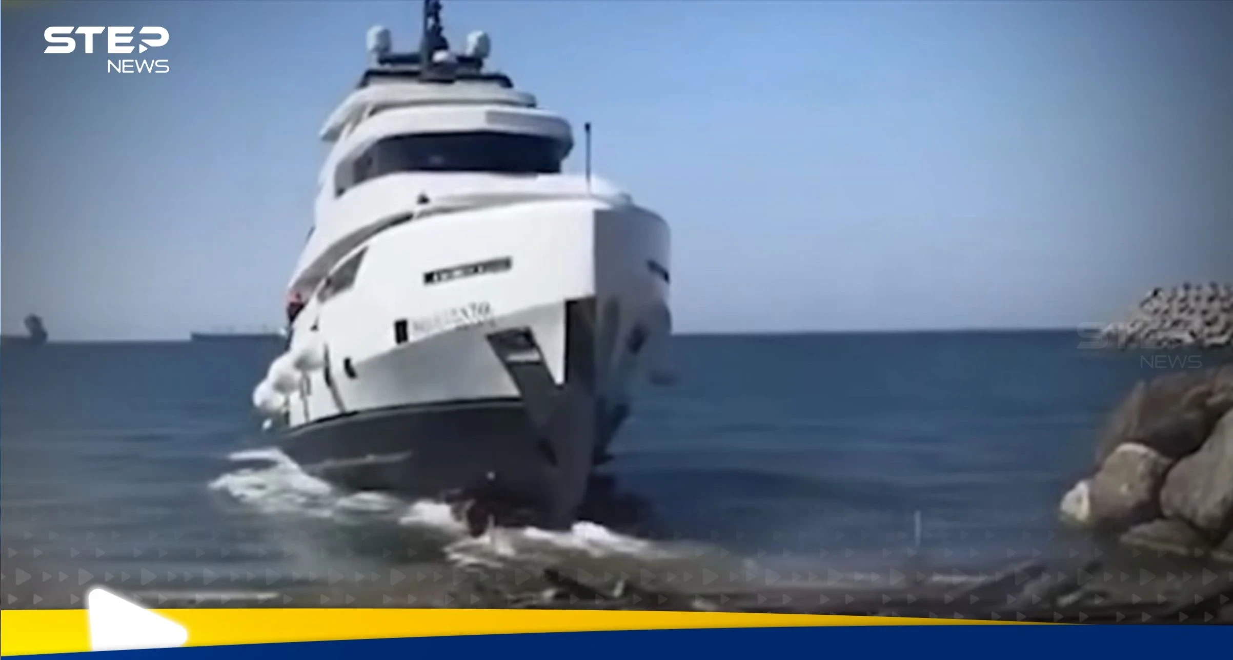 شاهد|| غرق يخت فاخر قبالة السواحل التركية بعد 15 دقيقة فقط من إطلاقه وهلع بين ركابه