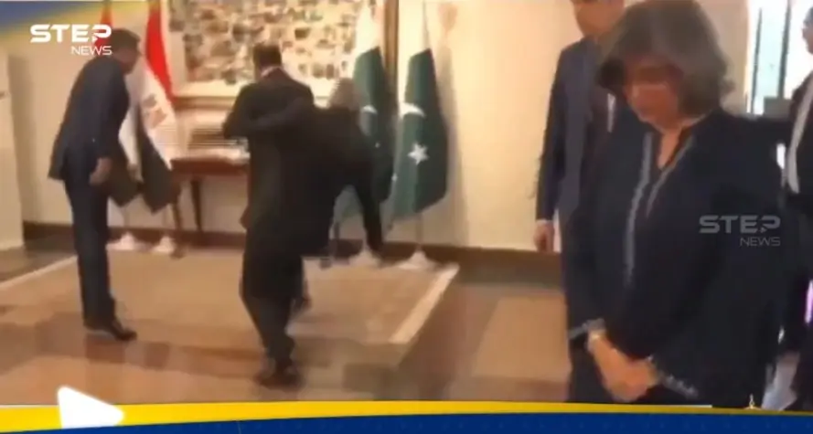 في موقف صعب.. شاهد ماذا حدث لوزير الخارجية الباكستاني لحظة استقباله نظيره المصري: مصر