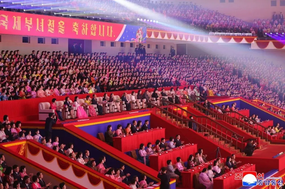 كيم جونغ أون يظهر في لحظة عائلية خلال احتفال بيونغ يانغ بيوم المرأة العالمي كيم جونغ أون يظهر في لحظة عائلية خلال احتفال بيونغ يانغ بيوم المرأة العالمي