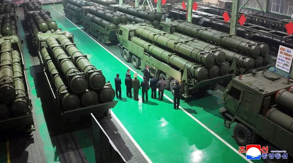 كيم جونغ أون يشيد بقاذفات صواريخ جديدة ويؤكد قدرتها على تدمير العدو بضربات دقيقة