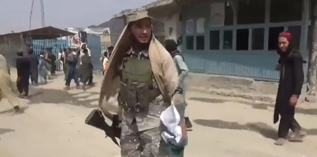 بالفيديو|| عناصر طالبان يمزّقون العلم الباكستاني مرددين "الله أكبر".. وكبير ممثلي حلف ناتو يعترف بأمر