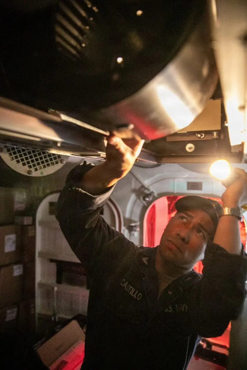 الجيش الأمريكي يستعرض قوته في البحر ويرسل تحذيراً لإيران