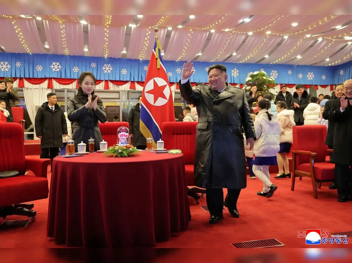 شاهد|| للمرة الأولى.. ابنة كيم جونغ أون تزور ضريح مؤسس سلالة كيم الحاكمة شاهد|| للمرة الأولى.. ابنة كيم جونغ أون تزور ضريح مؤسس سلالة كيم الحاكمة