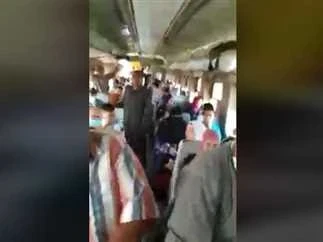 بالفيديو|| مشاجرة داخل قطار بمصر بعد صفع كمسري لمواطن أمام طفلته.. وهيئة السكة الحديد تفتح تحقيقاً عاجلاً