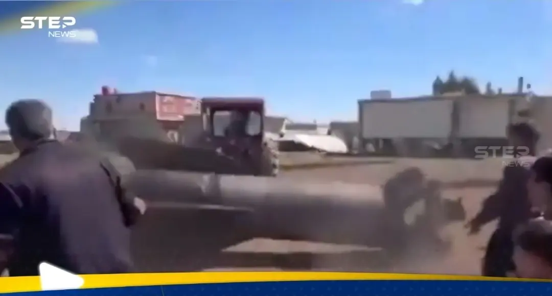 فيديو.. شاهد ماذا فعل أهالي درعا السورية بصاروخ إيراني لا يزال جزء منه مشتعلا