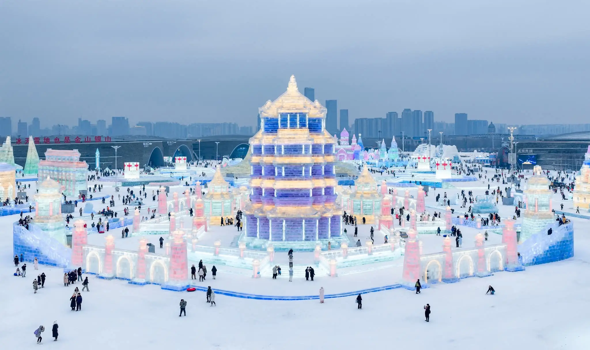 شاهد|| الصين بلاد العجائب.. فوانيس جليدية تدهش السياح