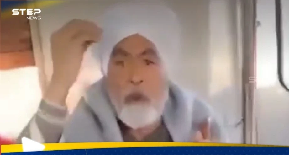 مصر.. فيديو لمسن صعيدي يوبخ فتاة داخل مترو يثير ضجة كبيرة مصر.. فيديو لمسن صعيدي يوبخ فتاة داخل مترو يثير ضجة كبيرة