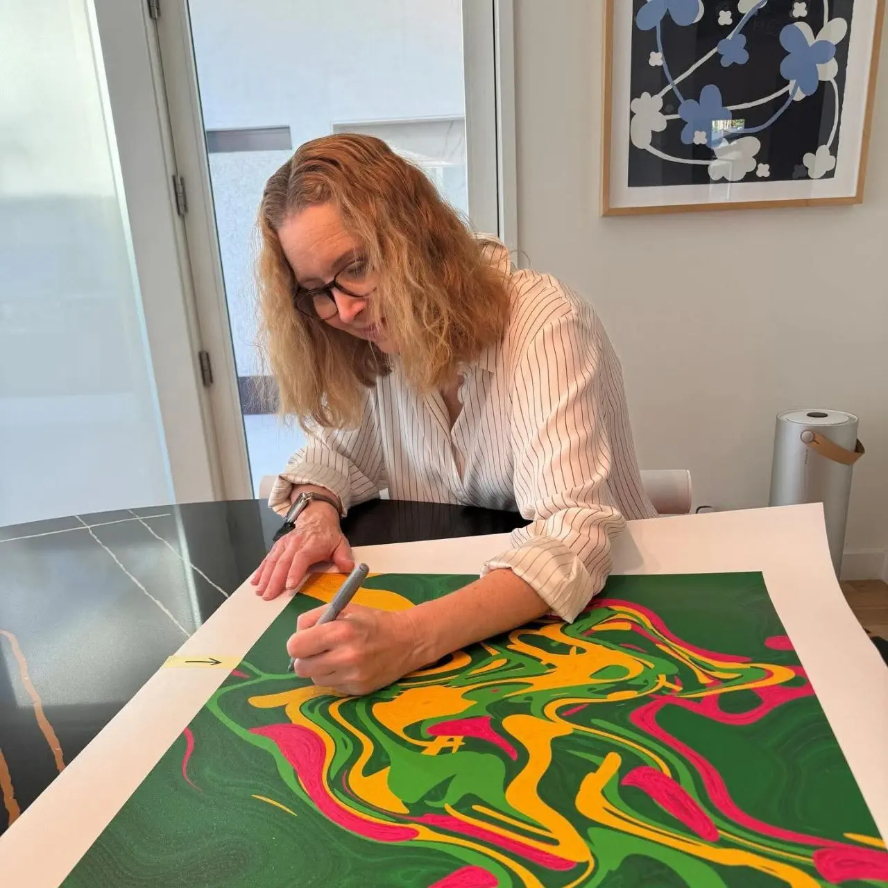 شاهد|| بالتعاون مع طاقم مسلسل فريندز.. موجات صوتية تتحوّل إلى فن خيريّ