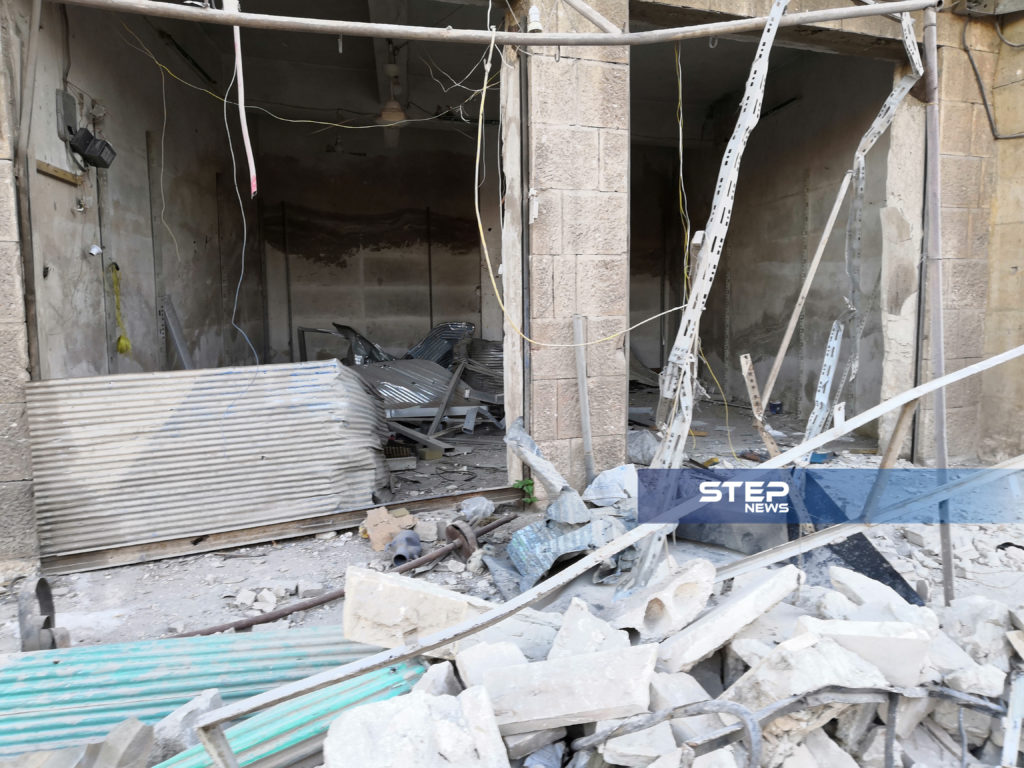 آثار قصف نظام الأسد وحليفته روسيا بالصواريخ العنقودية على مدينة كفرنبل بريف إدلب