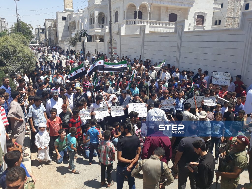مظاهرات شعبية في ريف حلب الشرقي للتضامن مع إدلب