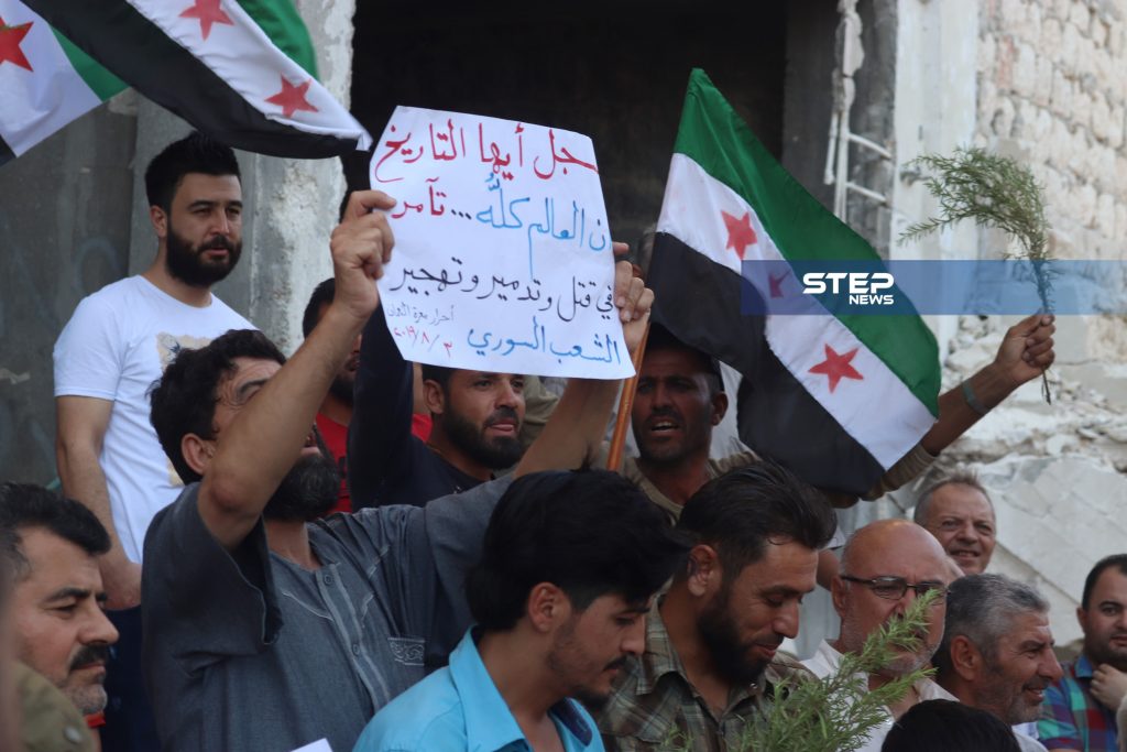 وقفة لنشطاء مدينة معرة النعمان جنوبي إدلب من مكان المجزرة التي ارتكبتها المُقاتلات الروسيّة