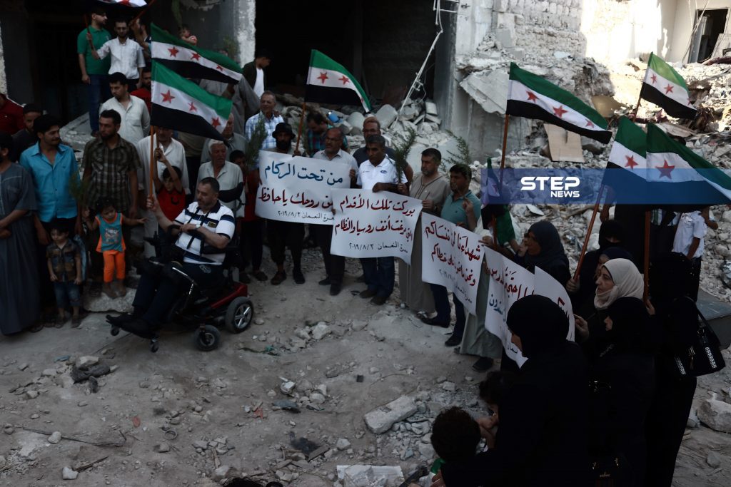 وقفة لنشطاء مدينة معرة النعمان جنوبي إدلب من مكان المجزرة التي ارتكبتها المُقاتلات الروسيّة