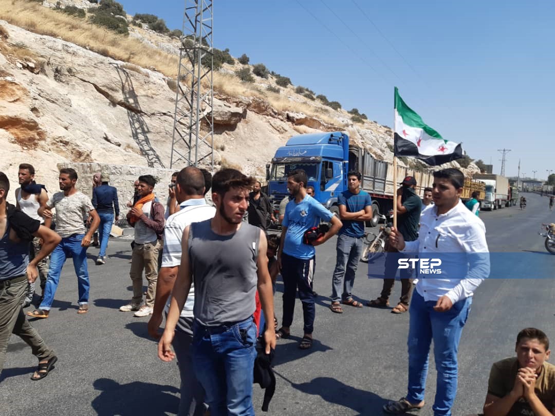 مظاهرات حاشدة على معبر باب الهوى الحدودي مع تركيا