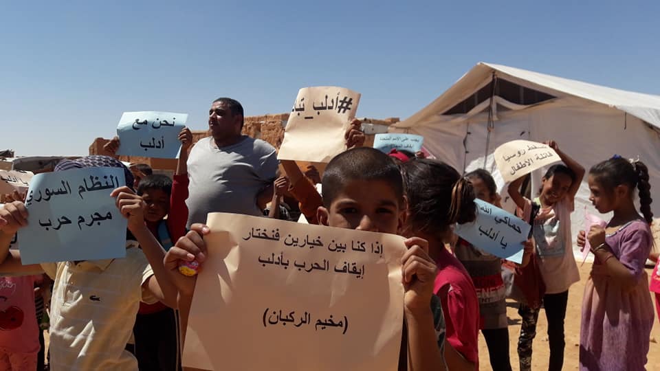 شاهد بالصور : أطفال مخيم الركبان يتظاهرون تضامناً مع إدلب