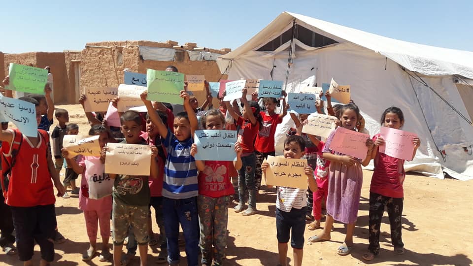شاهد بالصور : أطفال مخيم الركبان يتظاهرون تضامناً مع إدلب