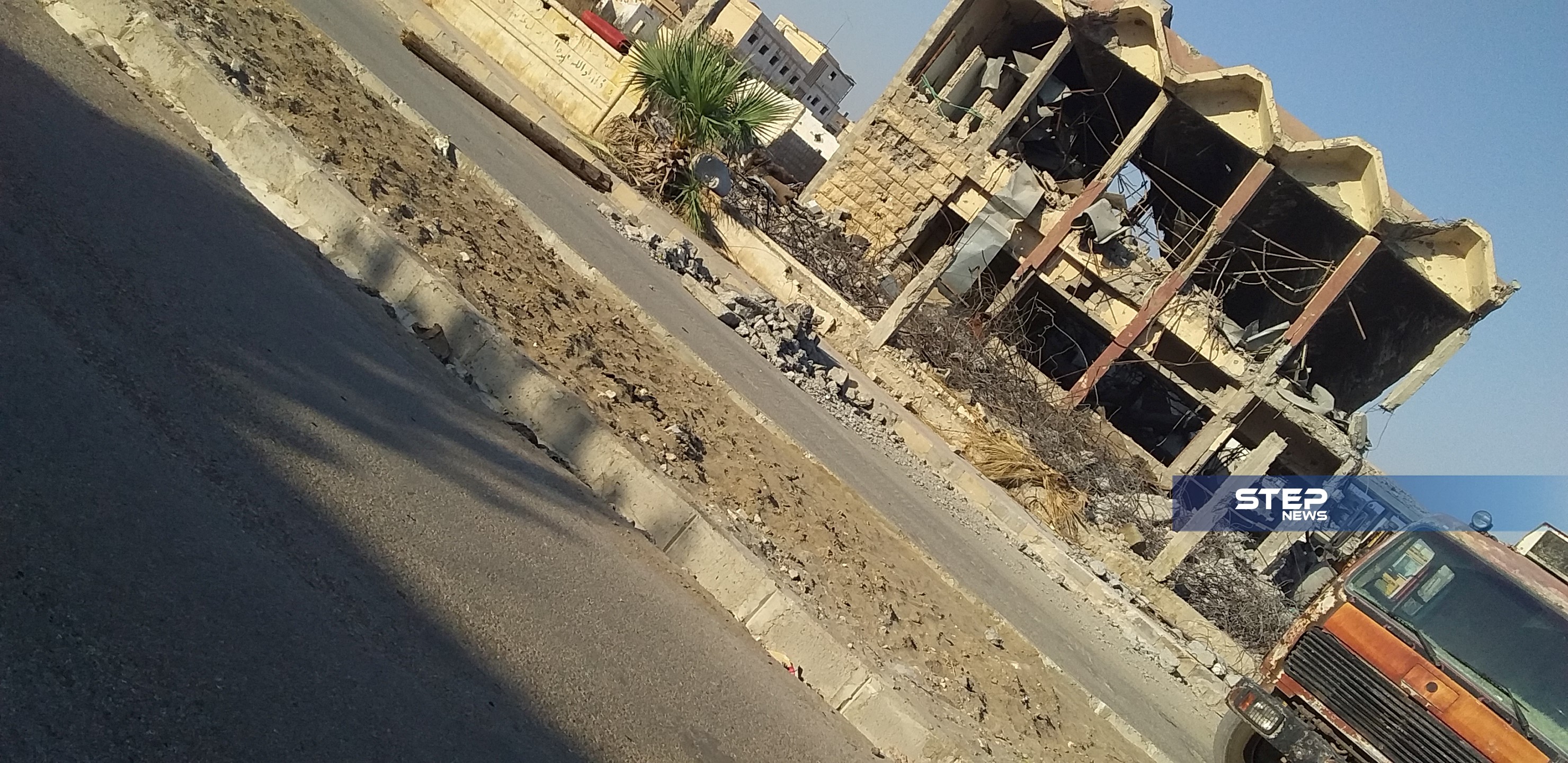 ميليشيا قسد تبدأ بإزالة الأنقاض والركام عن المباني الحكومية بمدينة الرقة بهدف سرقة الحديد