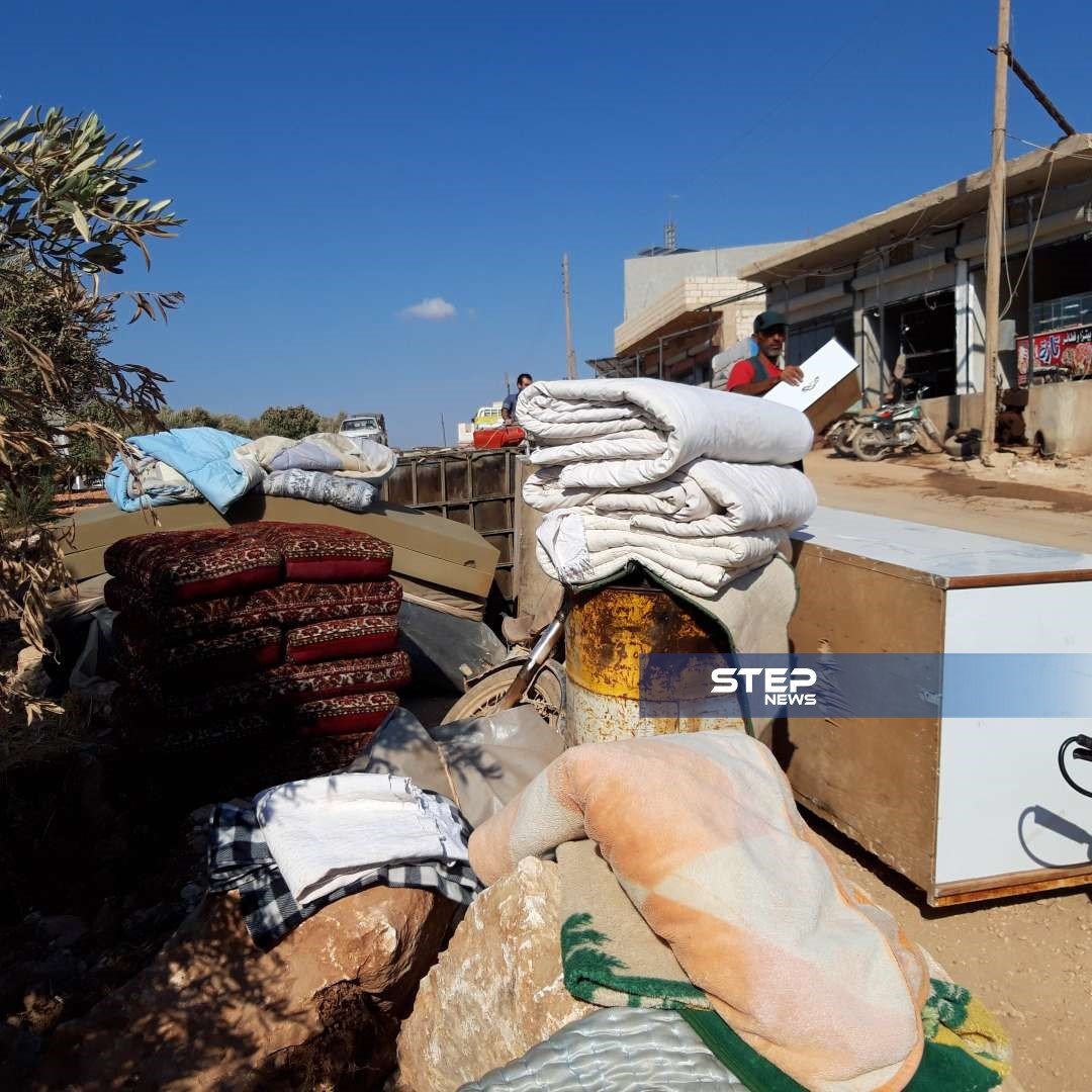 شاهد بالصور || "الفقر" يدفع نازحي إدلب لبيع أغراضهم المنزلية على الحدود السورية التركية !