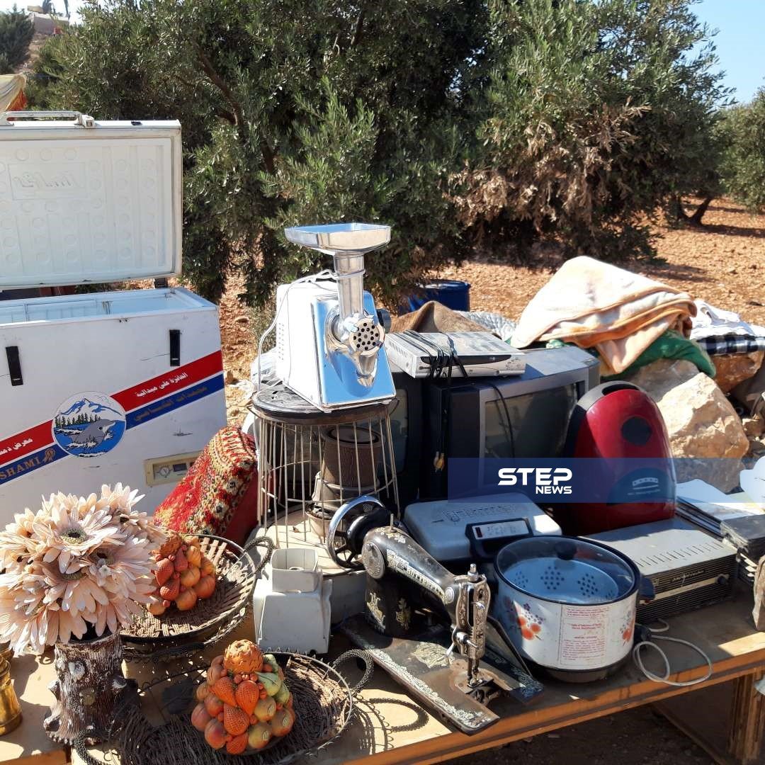شاهد بالصور || "الفقر" يدفع نازحي إدلب لبيع أغراضهم المنزلية على الحدود السورية التركية !