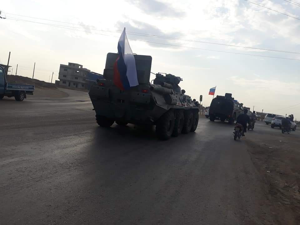 فيديو.. تسيير أول دورية للقوات الروسية شمال سوريا في إطار اتفاق سوتشي