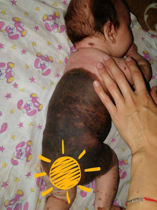 كاهن روسي يرفض "تعميد" طفلة صغيرة لسببٍ في جسدها (صور)