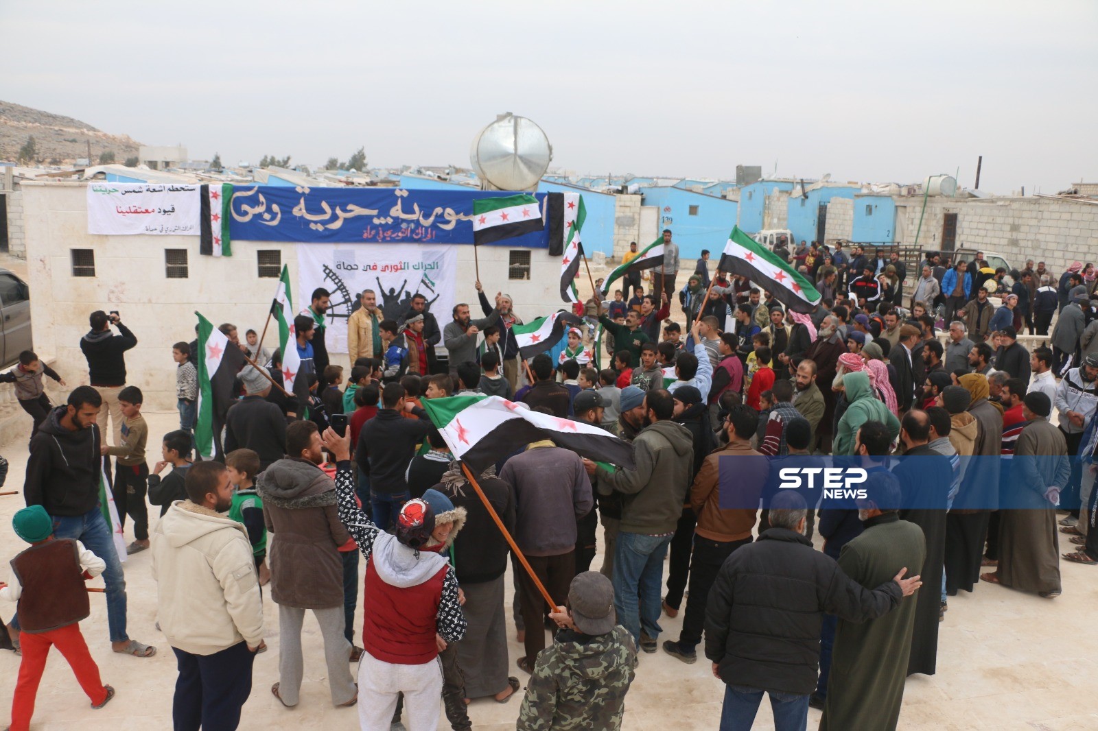 بالصور || مظاهرة بالمخيمات الحدودية مع تركيا طالبت بإسقاط النظام وإيقاف القصف على إدلب