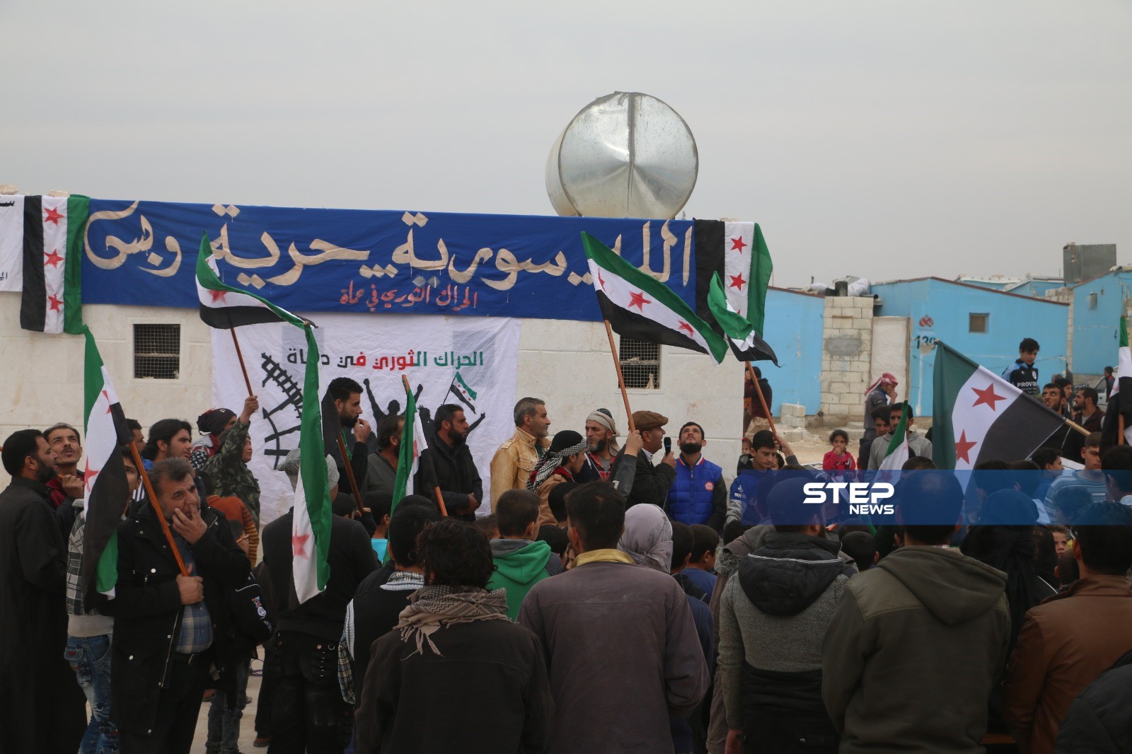 بالصور || مظاهرة بالمخيمات الحدودية مع تركيا طالبت بإسقاط النظام وإيقاف القصف على إدلب