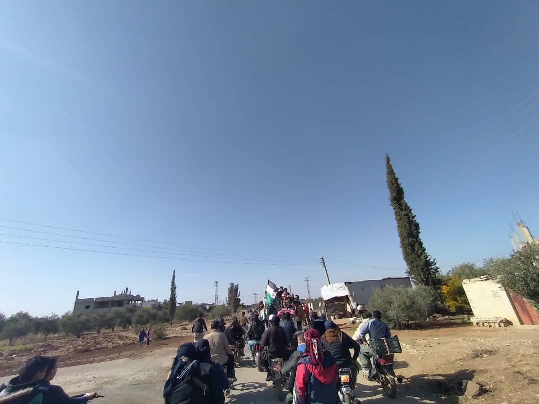 بعد غيابه لعام.. علم الثورة يُرفع مجددًا في مظاهرات درعا 