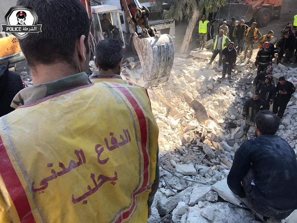 صور || قتلى وجرحى بانهيار مبنى في مدينة حلب.. التفاصيل