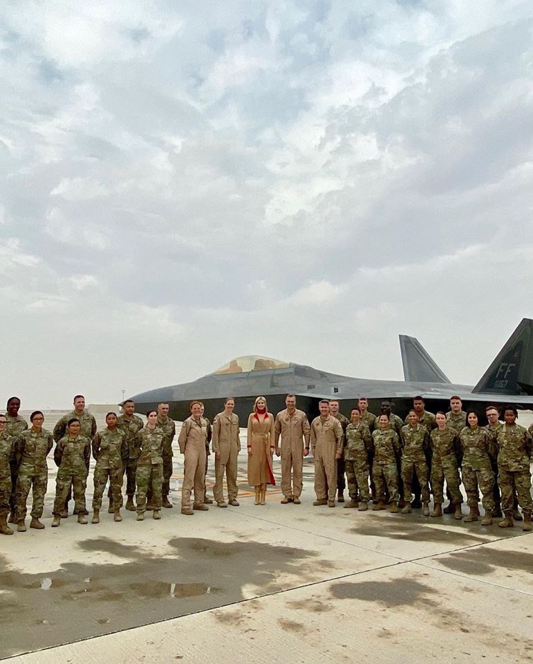 شاهد بالصور|| إيفانكا ترامب تشارك أعياد الميلاد مع عناصر الجيش الأمريكي بقطر