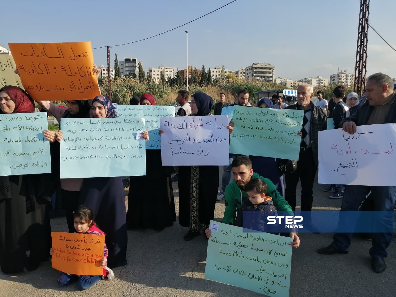 لاجئون سوريون يحتجون أمام مركز الأمم المتحدة في طرابلس لتأمين الحماية والمساعدات (فيديو - صور)