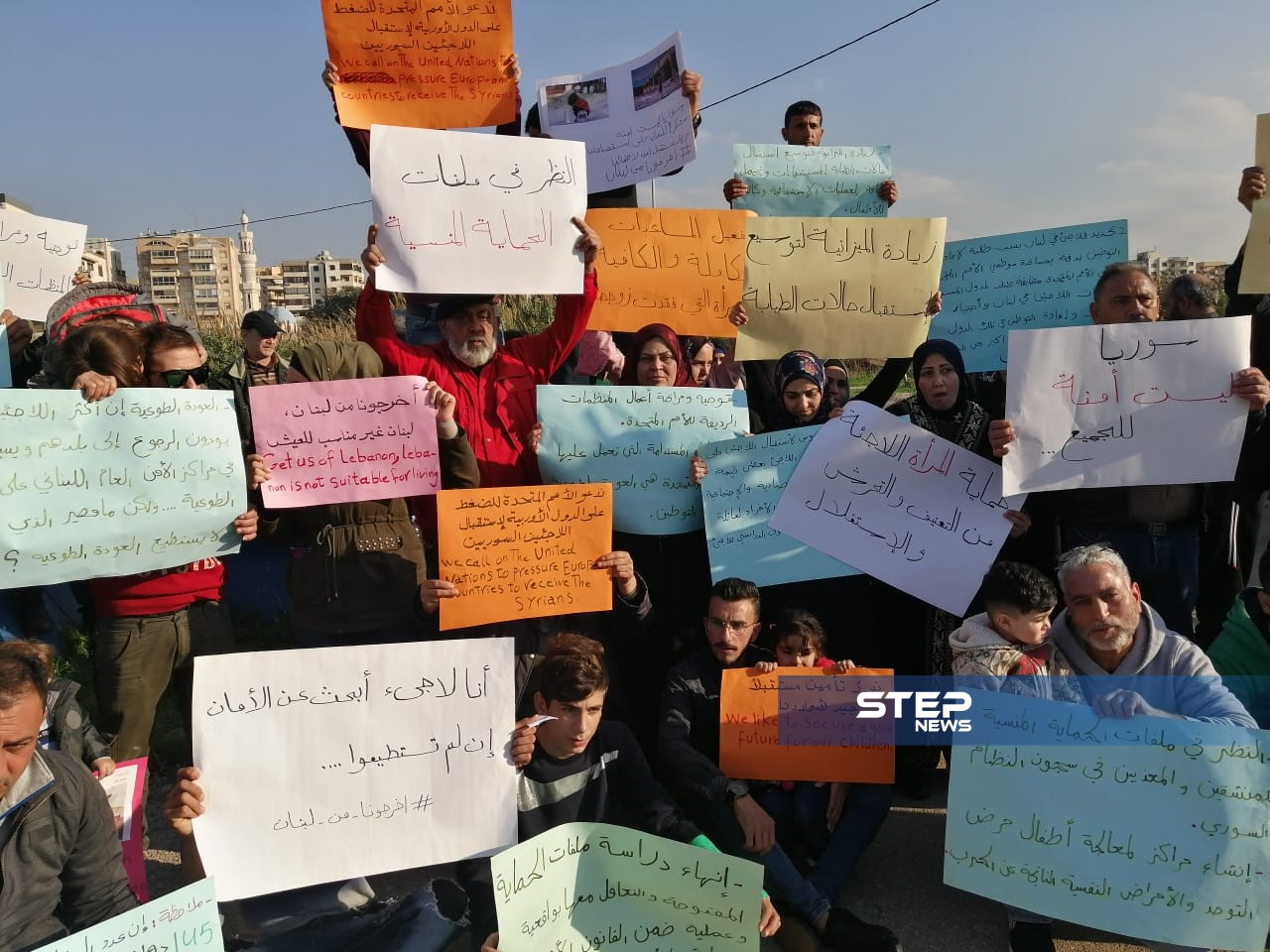 لاجئون سوريون يحتجون أمام مركز الأمم المتحدة في طرابلس لتأمين الحماية والمساعدات (فيديو - صور)