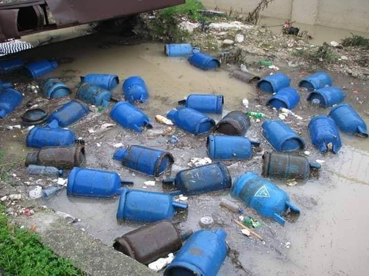 بالصور|| مياه الأمطار تغمر شوارع اللاذقية.. وحكومة النظام لا تستجيب لشكاوي المواطنين