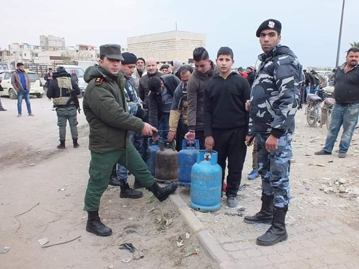 بالصور|| مخابرات النظام السوري تنظم "طابور" شراء جرة الغاز باللاذقية.. وتمعن بإذلال الأهالي