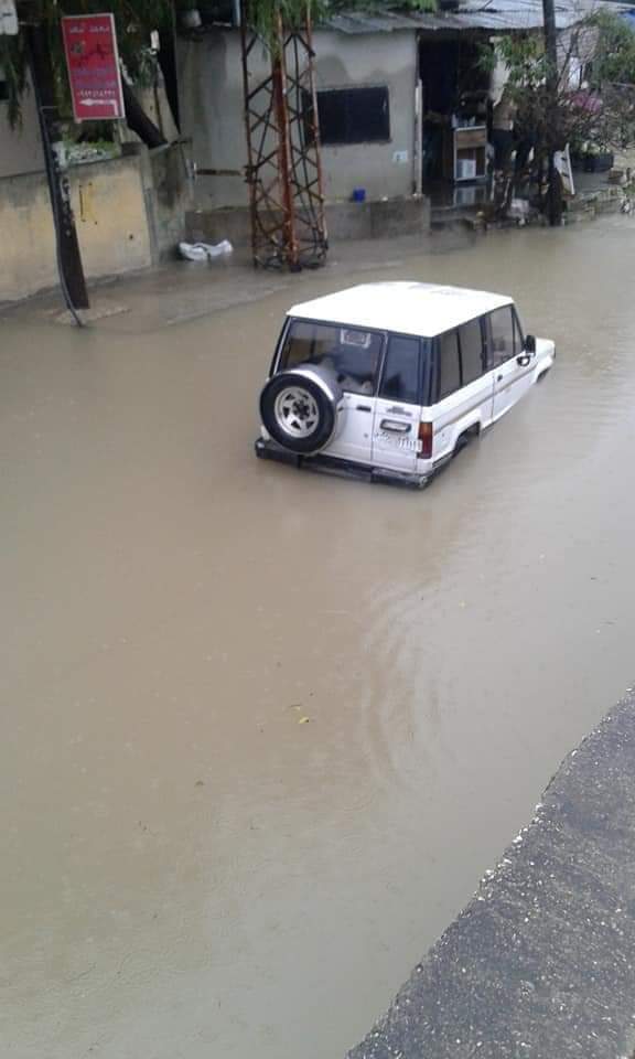 بالصور|| مياه الأمطار تغمر شوارع اللاذقية.. وحكومة النظام لا تستجيب لشكاوي المواطنين