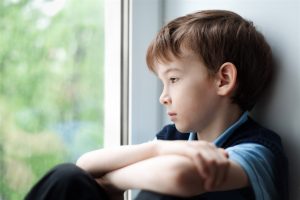 5 أخطاء تحول دون تعلم الأطفال السيطرة على مشاعرهم 