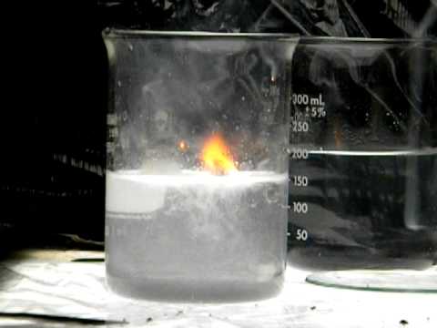 كيف يتفاعل الليثيوم مع الماء.. إليك عدة حقائق عن هذا العنصر العجيب