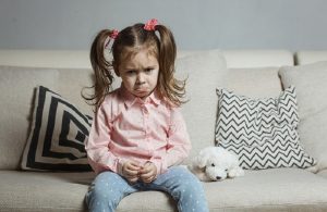 5 أخطاء تحول دون تعلم الأطفال السيطرة على مشاعرهم