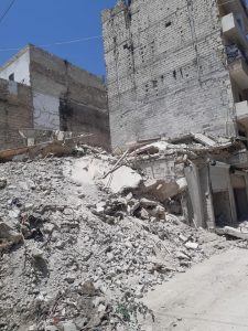 بالفيديو|| انهيار مبنى سكني في مدينة حلب يوقع قتلى وجرحى مدنيين