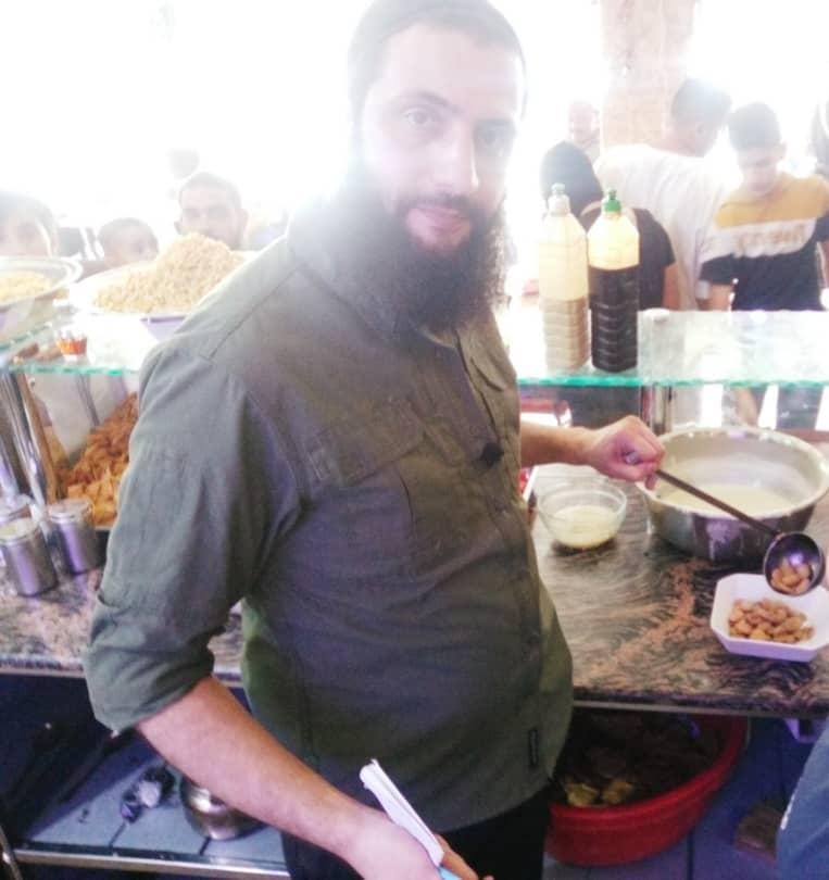 أبو محمد الجولاني قائد تحرير الشام يظهر في مطعم "صلِّح" بإدلب