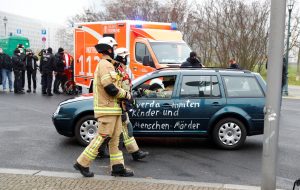 سيارة تصطدم ببوابة المستشارة الألمانية في برلين.. ماذا تحمل ؟